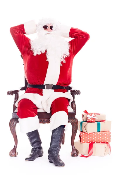 Prunkvoller Weihnachtsmann entspannt sich im Stuhl — Stockfoto