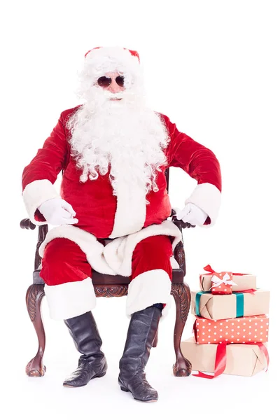Prunkvoller Weihnachtsmann entspannt sich im Stuhl — Stockfoto