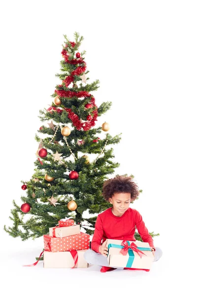 Niño de raza mixta cerca del árbol de Navidad — Foto de Stock