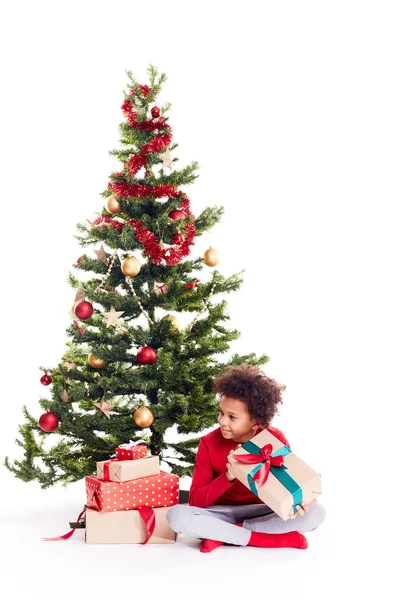 Niño de raza mixta cerca del árbol de Navidad — Foto de Stock