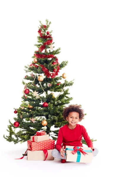 Niño de raza mixta cerca del árbol de Navidad — Foto de Stock