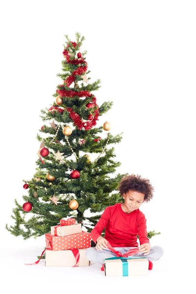 Niño de raza mixta cerca del árbol de Navidad — Foto de Stock