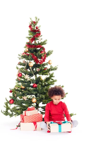 Niño de raza mixta cerca del árbol de Navidad — Foto de Stock