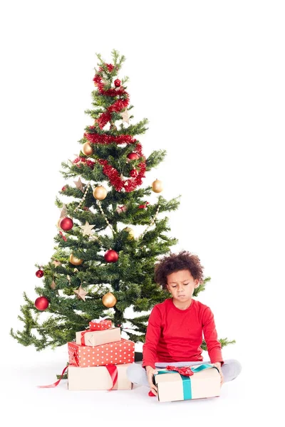 Niño de raza mixta cerca del árbol de Navidad — Foto de Stock