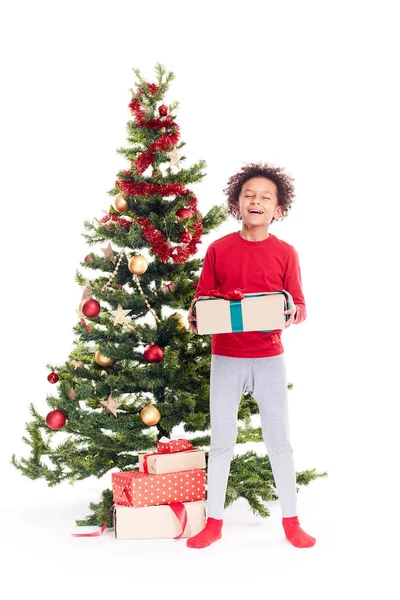 Niño de raza mixta cerca del árbol de Navidad — Foto de Stock