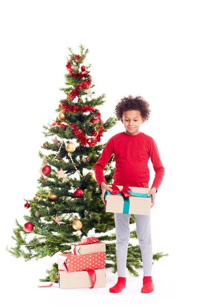 Niño de raza mixta cerca del árbol de Navidad — Foto de Stock