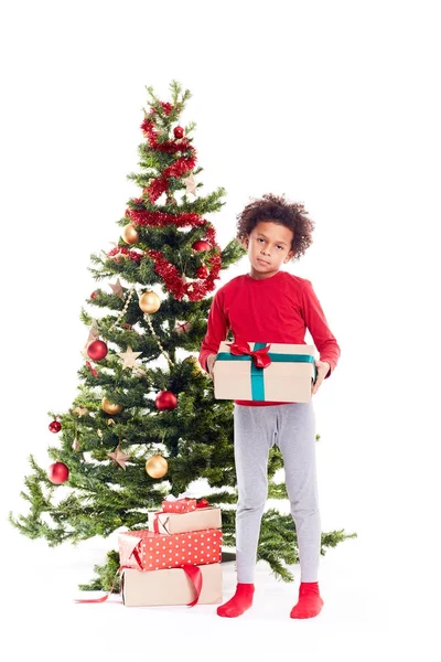 Niño de raza mixta cerca del árbol de Navidad — Foto de Stock