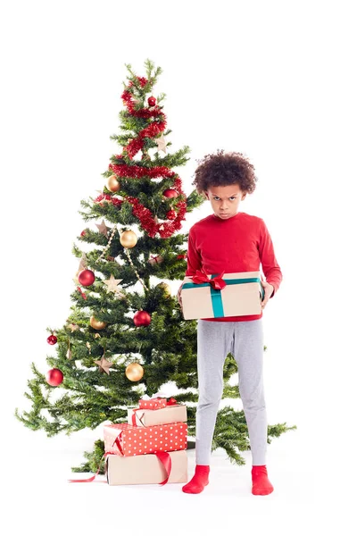 Niño de raza mixta cerca del árbol de Navidad — Foto de Stock