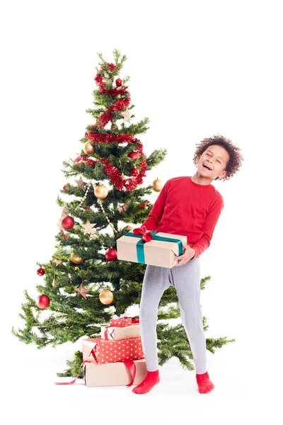 Niño de raza mixta cerca del árbol de Navidad — Foto de Stock