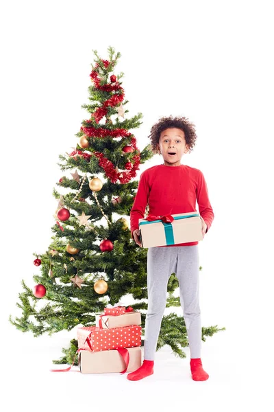 Niño de raza mixta cerca del árbol de Navidad — Foto de Stock