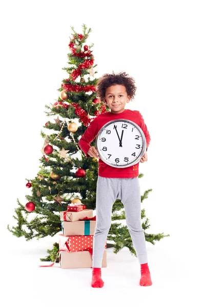 Niño de raza mixta cerca del árbol de Navidad — Foto de Stock