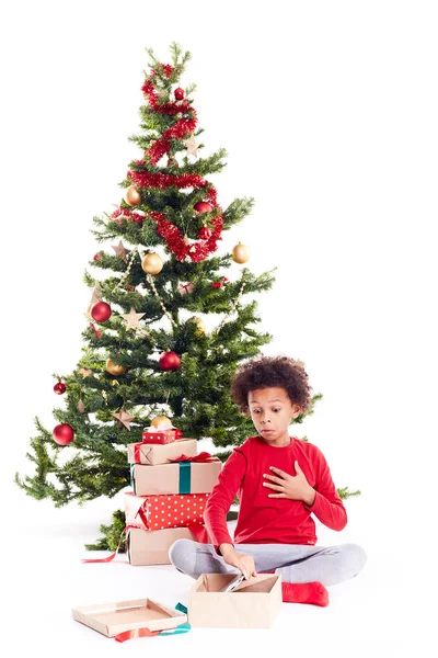 Chico desembalaje regalos de Navidad — Foto de Stock