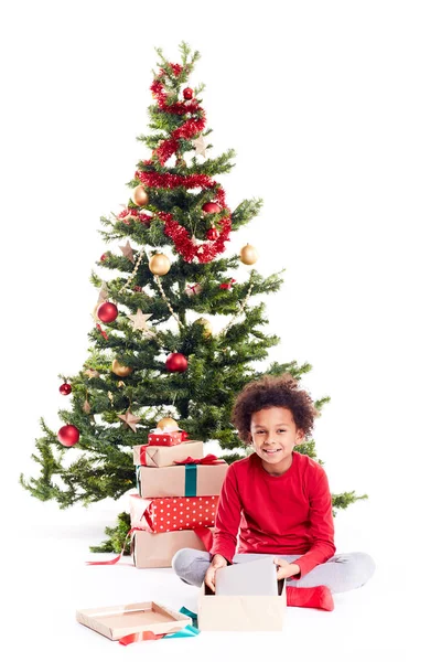 Chico desembalaje regalos de Navidad — Foto de Stock