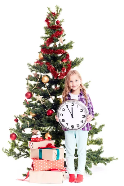 Chica cerca de árbol de Navidad — Foto de Stock