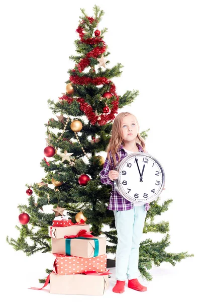 Chica cerca de árbol de Navidad — Foto de Stock