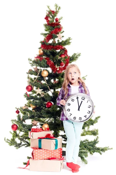 Chica cerca de árbol de Navidad — Foto de Stock