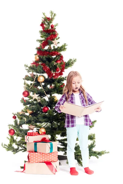 क्रिसमस पेड़ के पास लड़की — स्टॉक फ़ोटो, इमेज