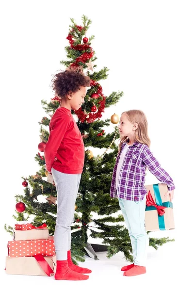 Ocultar regalo para el hermano mayor — Foto de Stock