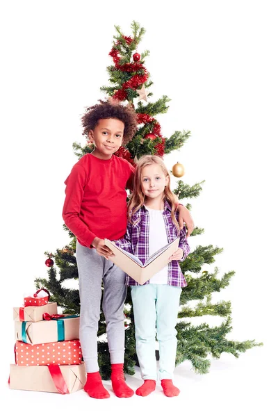 Leyendo historias navideñas — Foto de Stock