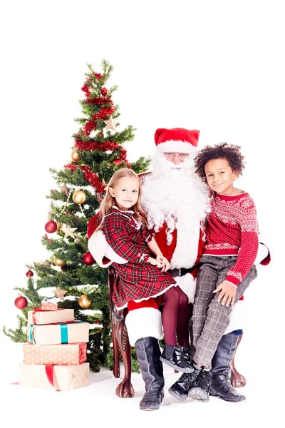 Dzieci z Mikołajem — Zdjęcie stockowe