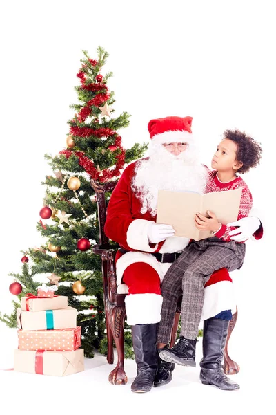 Santa leyendo cuento de Navidad para niño — Foto de Stock