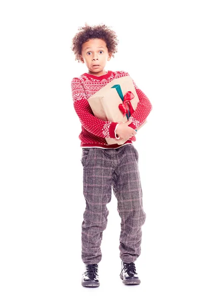 Boy pózuje s Dárkový box — Stock fotografie