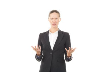 Beyaz arka plan üzerinde resmi elbiseli genç duygusal işkadını portresi