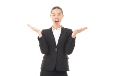 Beyaz arka plan üzerinde resmi elbiseli genç duygusal işkadını portresi