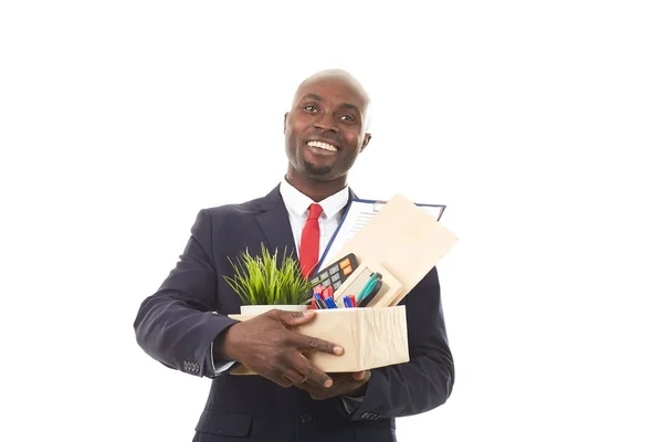 Muotokuva Afrikkalainen toimistotyöntekijä tilalla laatikko henkilökohtaiset tavarat — kuvapankkivalokuva