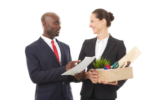 Retrato de empregador masculino e mulher empregado segurando caixa com pertences pessoais — Fotografia de Stock