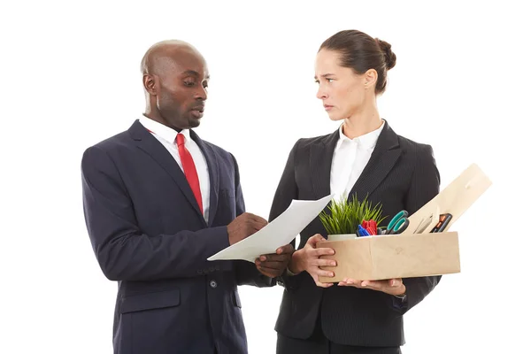 Retrato de empregador masculino e mulher empregado segurando caixa com pertences pessoais — Fotografia de Stock