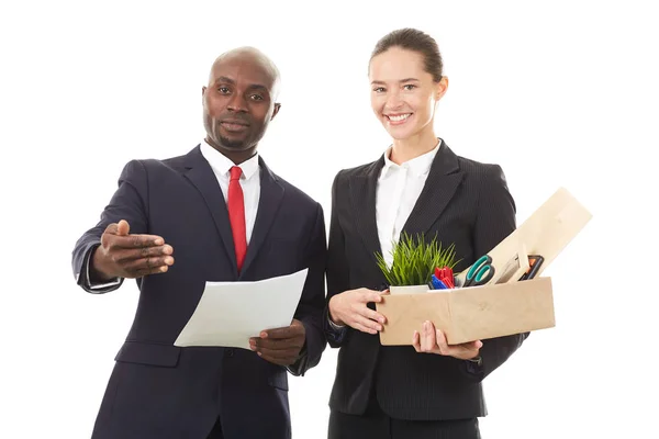 Retrato de empregador masculino e mulher empregado segurando caixa com pertences pessoais — Fotografia de Stock