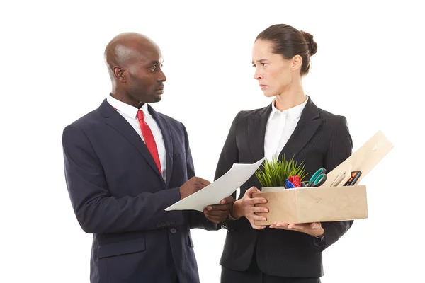 Retrato de empregador masculino e mulher empregado segurando caixa com pertences pessoais — Fotografia de Stock