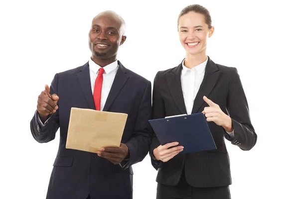 Portrait de deux responsables RH sur fond blanc, désireux de vous voir dans leur entreprise — Photo