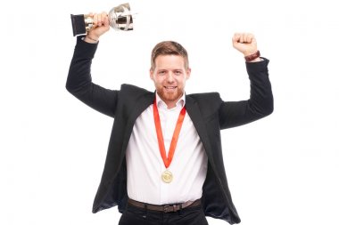 Elinde kupa olan bir iş adamı