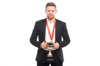 Elinde kupa olan bir iş adamı