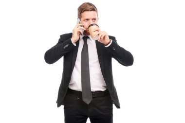 Telefon kullanan bir iş adamı