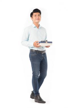 hediye kutusu ile adam