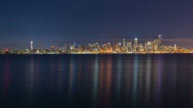 Gece Seattle manzarası karşısında Puget Sound
