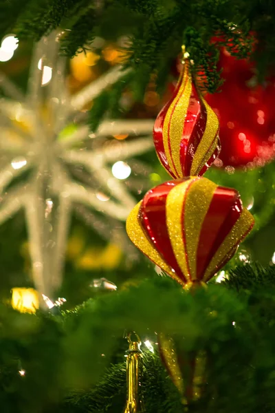 Bunter und glitzernder Weihnachtsdiamantenschmuck hängt an der Wand — Stockfoto