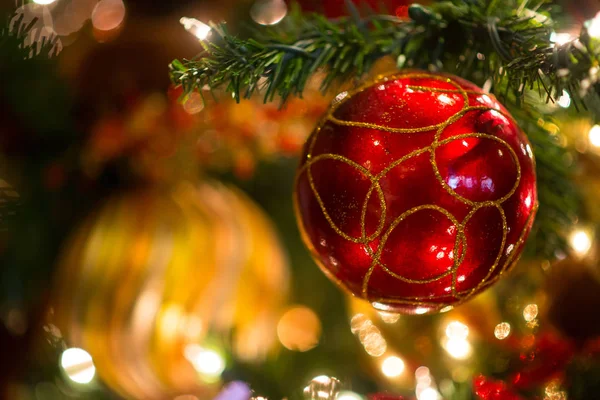 ライトで輝く巨大なクリスマス ボール飾り — ストック写真