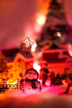 Bethlehem yıldız holding mutlu kardan adam sno önünde duruyor