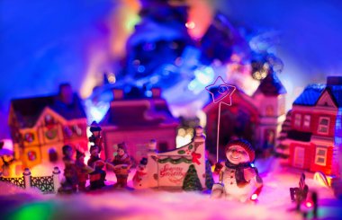 yıldız holding kardan adam ile işaret tebrik tatil çocuk korosu standları