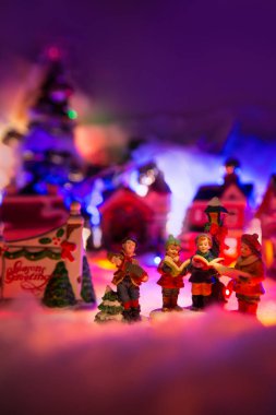 yanındaki renkli ch işaretiyle tebrik mevsim şarkı çocuk korosu