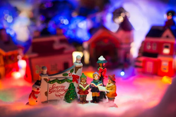 Fundo de Natal com crianças lendo bíblia ao lado de gree temporada — Fotografia de Stock