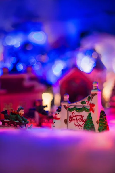 Weihnachtsgruß mit Kind beim Schlittenfahren im Schnee zu Weihnachten — Stockfoto