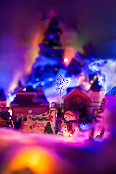Stagioni segno di saluto con sorridente pupazzo di neve che tiene stella di Betl — Foto Stock