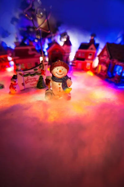 Snowman, trzymając Gwiazda Betlejemska stoi przed Boże Narodzenie — Zdjęcie stockowe