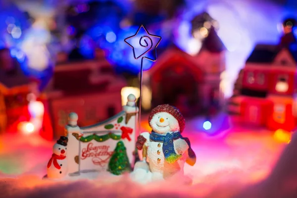 Glücklicher Schneemann mit Stern von Bethlehem steht neben Jahreszeiten g — Stockfoto