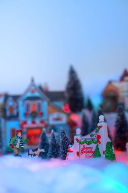 Çocuk teslim tatil ileti yürüyüşler gelecek sezon işareti arka plan ile tebrik bir kar Noel kasabası